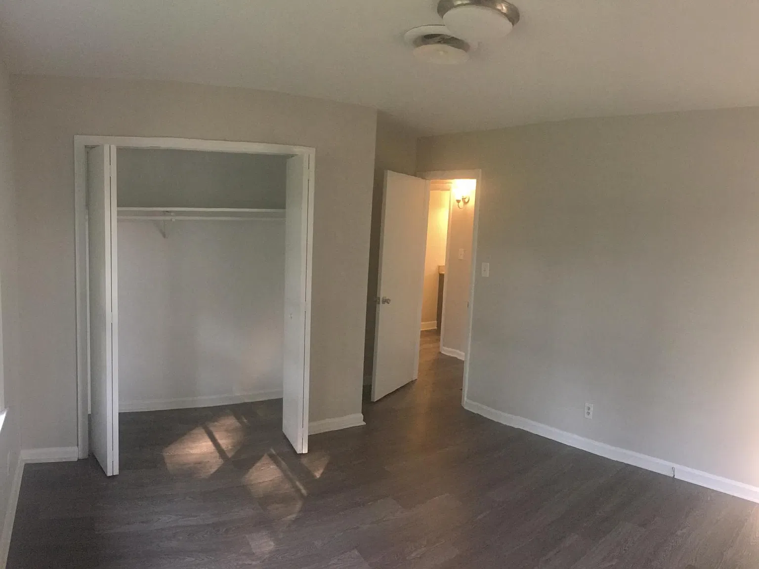 484 W Crogan St — Photo 3