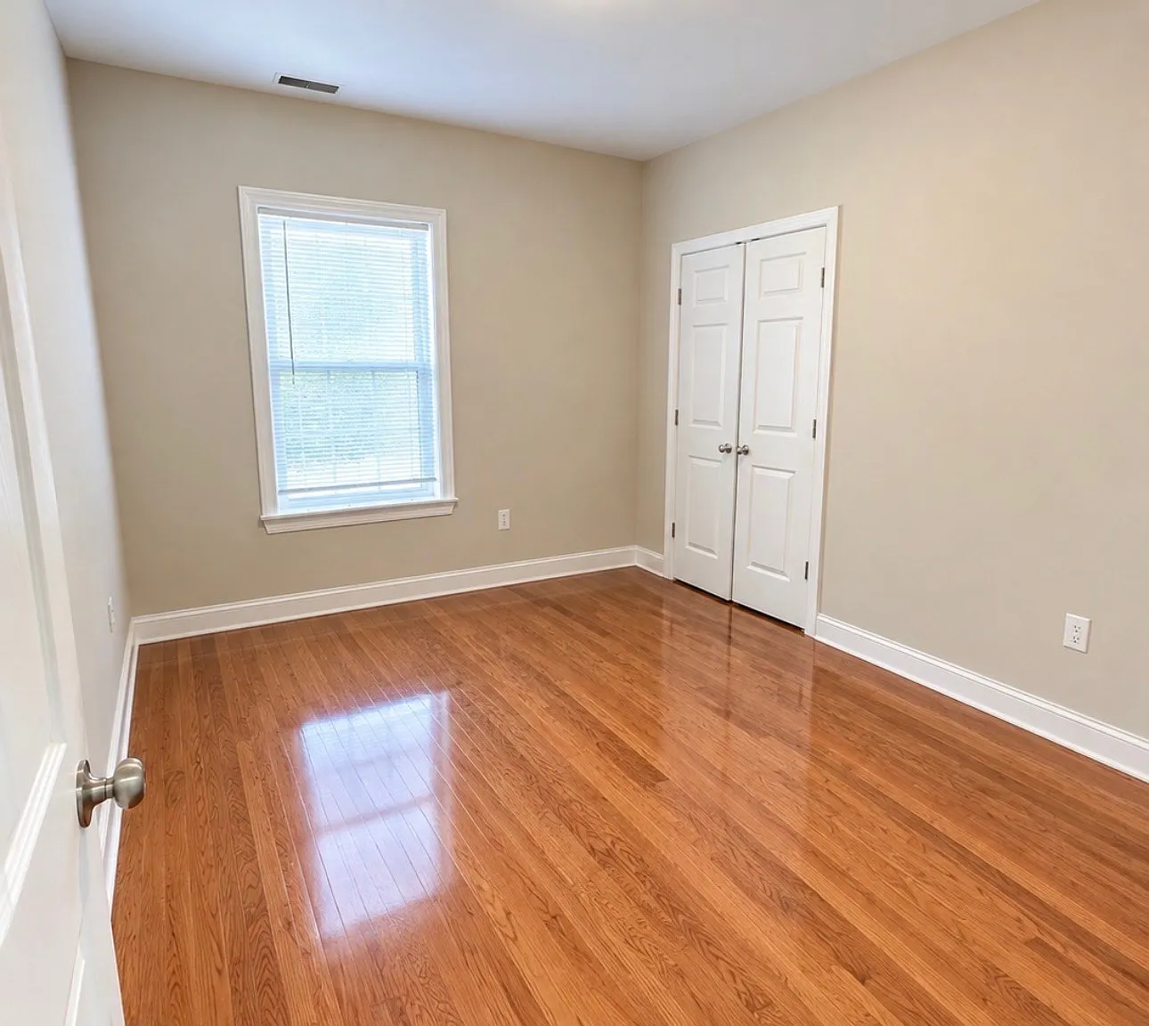 4 bed, 1.0 bath, 1400 sqft, $2,650 — Photo 4