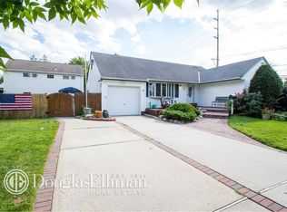 2 Stuart Gate, Massapequa, NY 11758