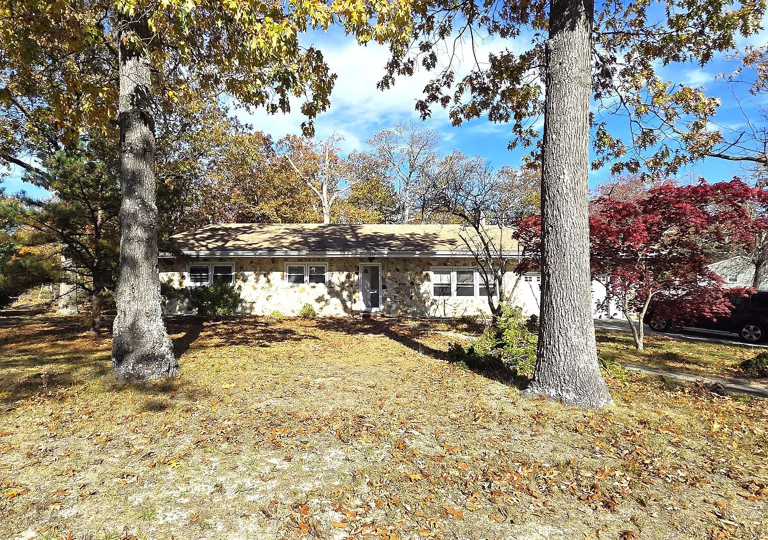 Updated 3 Bedroom with Den/Office Home for Rent Near Beautiful Lakes — Photo 4
