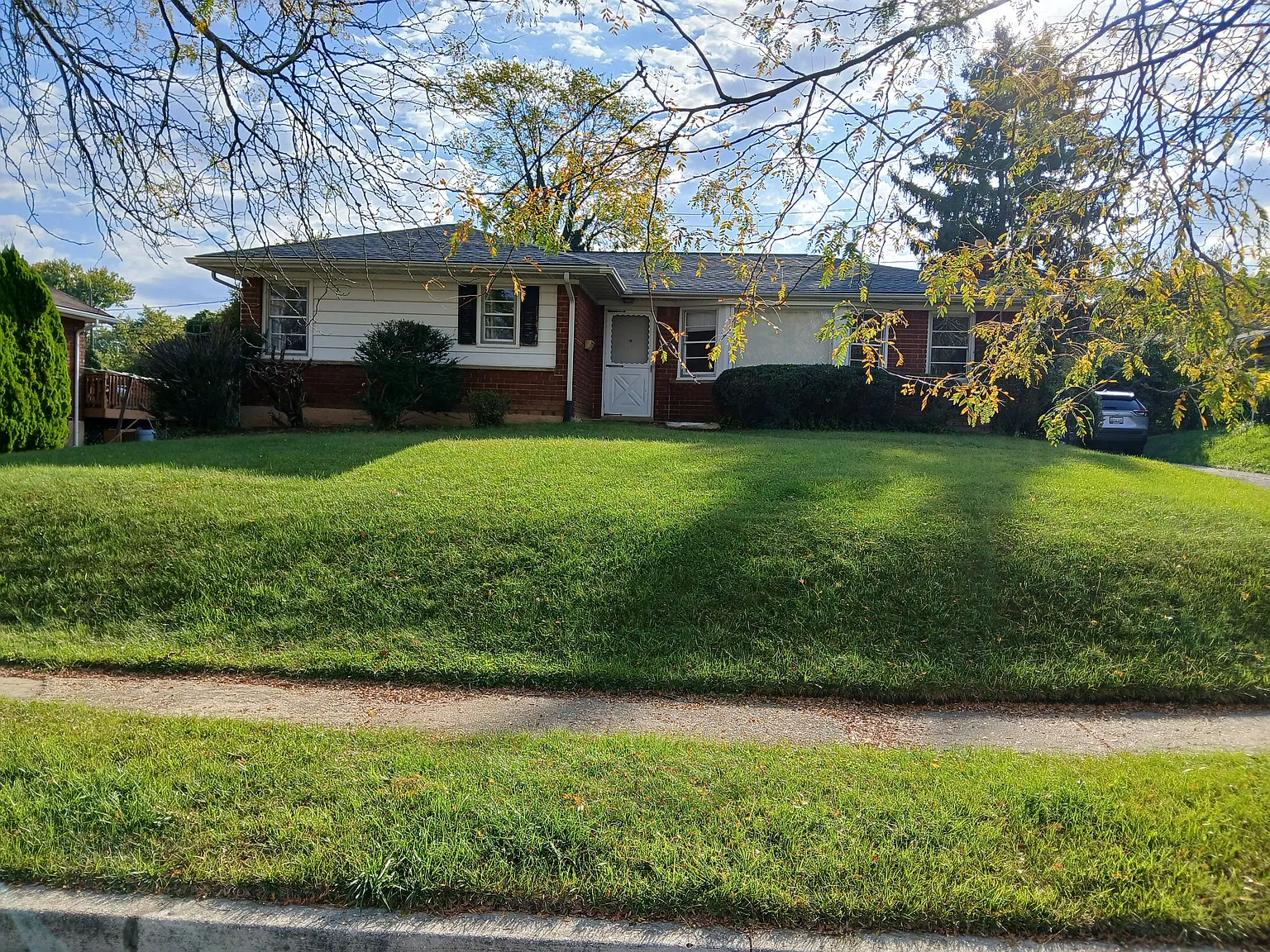 3 bed, 1339 sqft, $2,200 — Photo 2