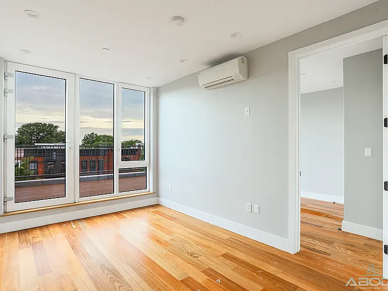682 Hancock St #4A — Photo 2