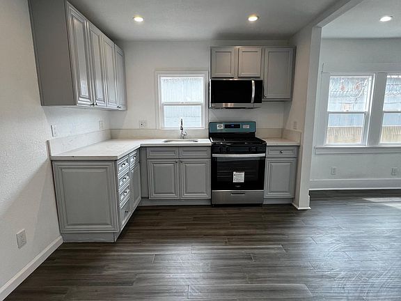 3rd image of 958 W 60th St #1