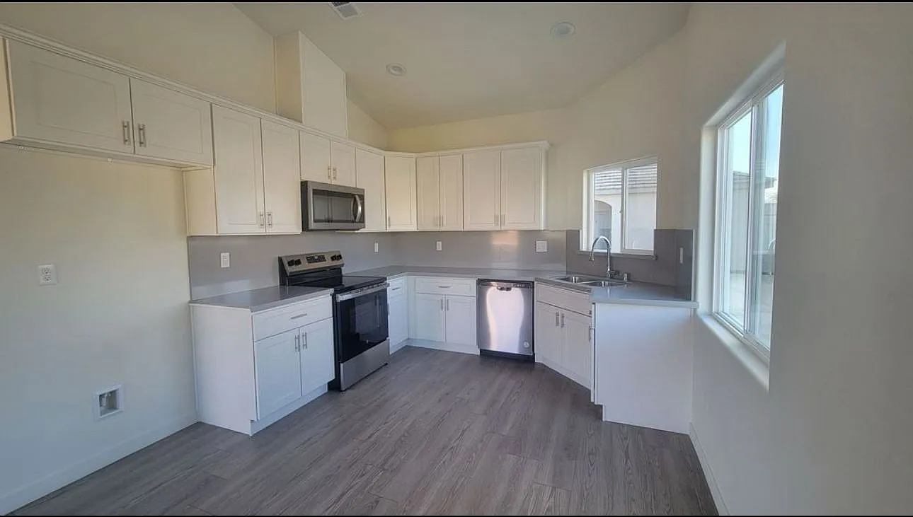 3 bed, $2,300 — Photo 2