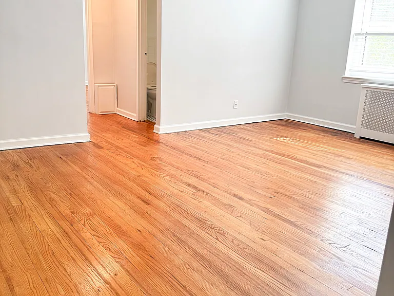 Lexington Garden Apartment — Photo 22