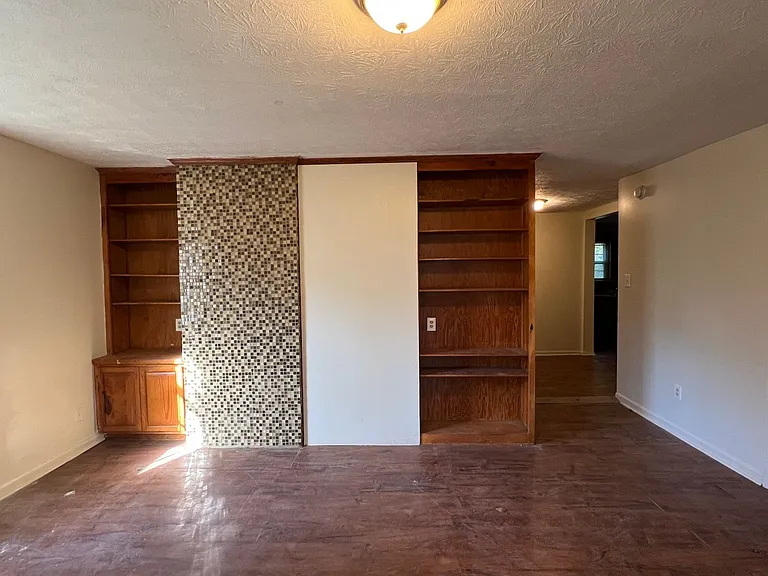 2085 Speigle St — Photo 3