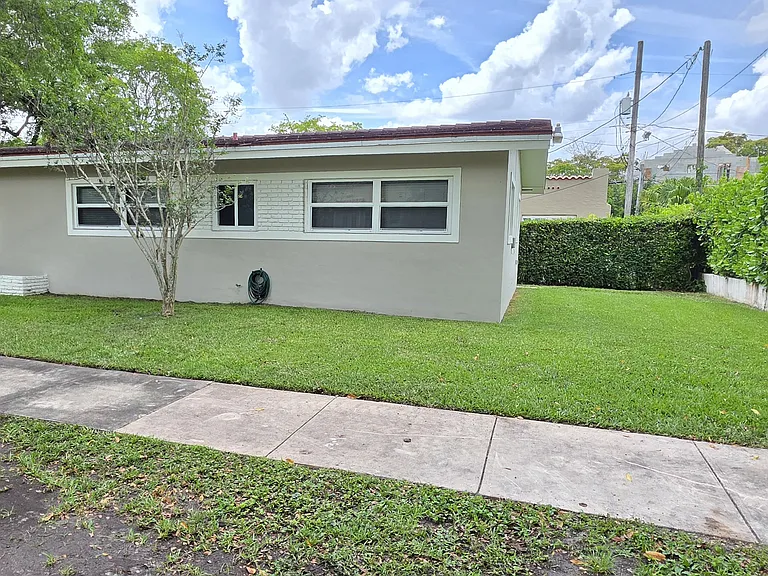 1415 Genoa St — Photo 2
