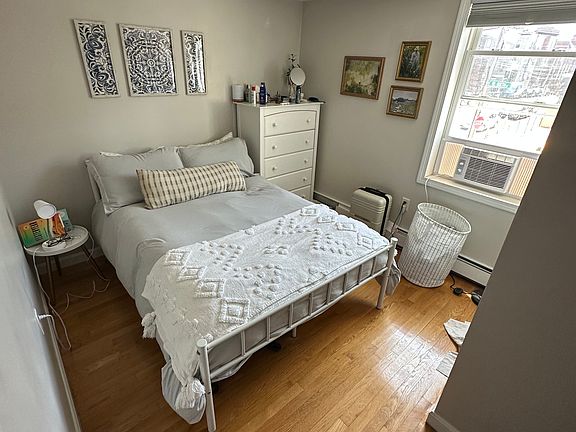 2nd image of 224 W 6th St APT 4