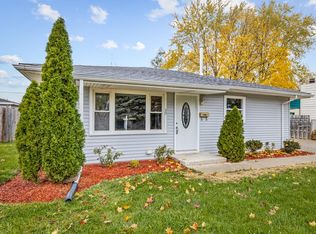 30 Robin Rd, Carpentersville, IL 60110