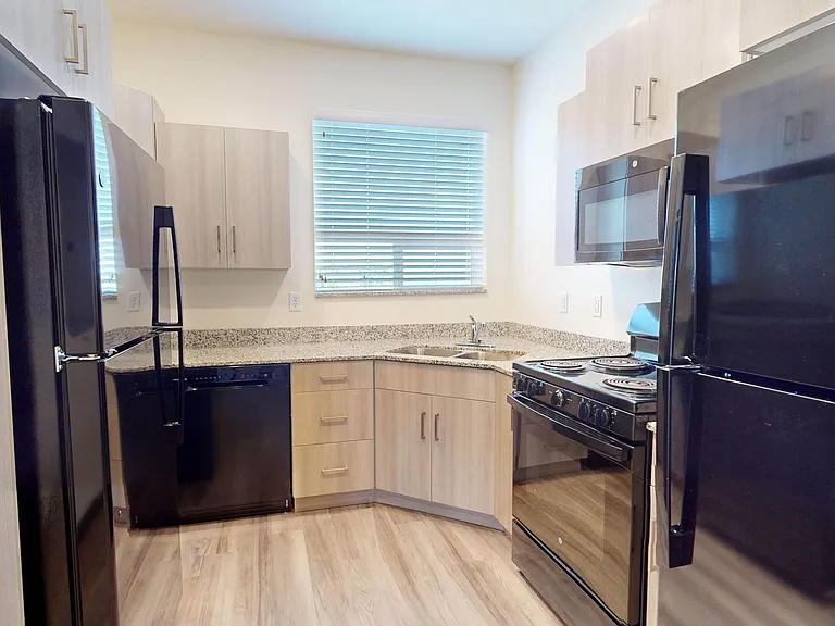 655 W 200 N — Photo 2