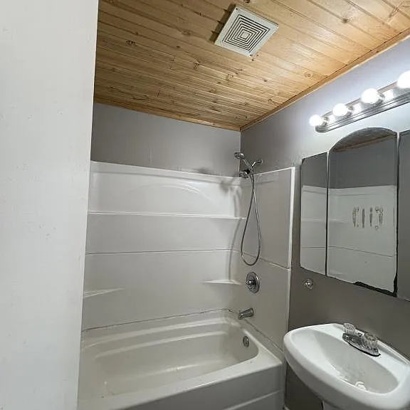 804 N Capelle St — Photo 6