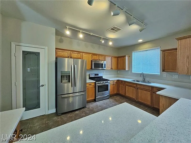 4 bed, 2.5 bath, 2242 sqft, $2,095 — Photo 4
