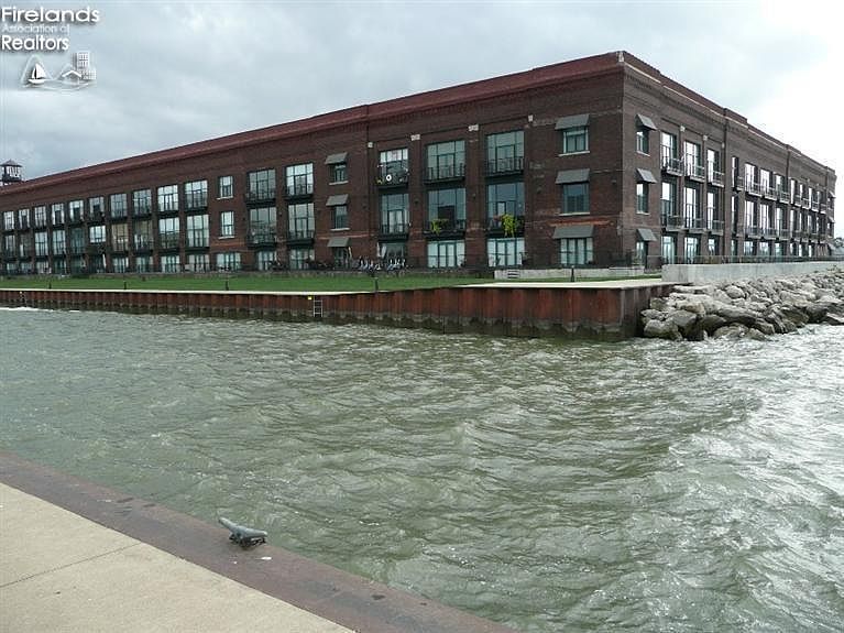 1st image of 401 W Shoreline Dr