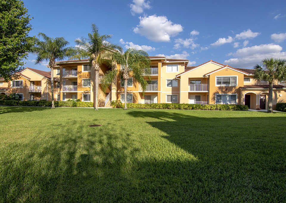 1st image of 211 SW Palm Dr APT 205
