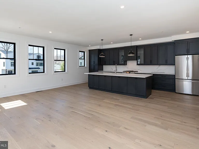 981 Henry Ave — Photo 18