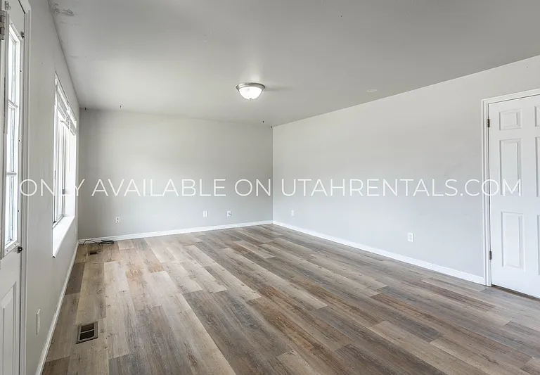 139 N Center St — Photo 4