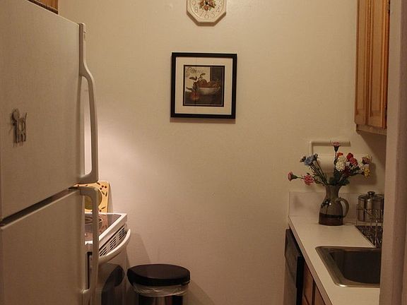 4th image of 704 Washington Ave #1B