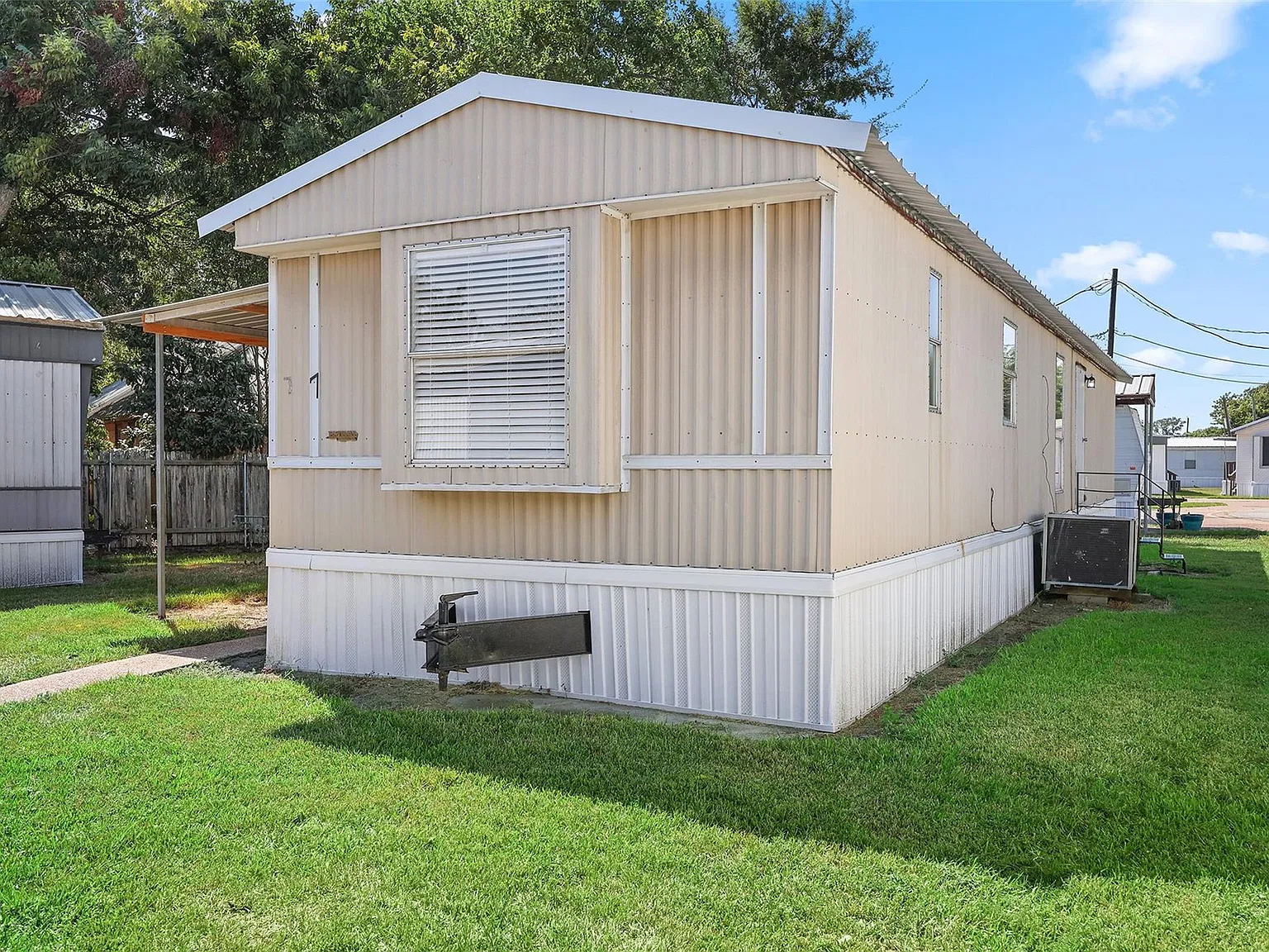 2 bed, 1.5 bath, 784 sqft, $1,300 — Photo 2
