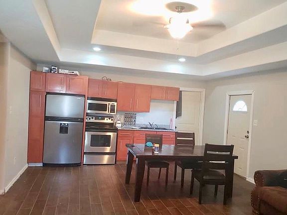 4th image of 1108 E Davis Ave
