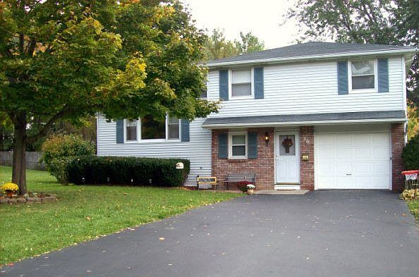 Beautiful Modern Split w/ front brick patio