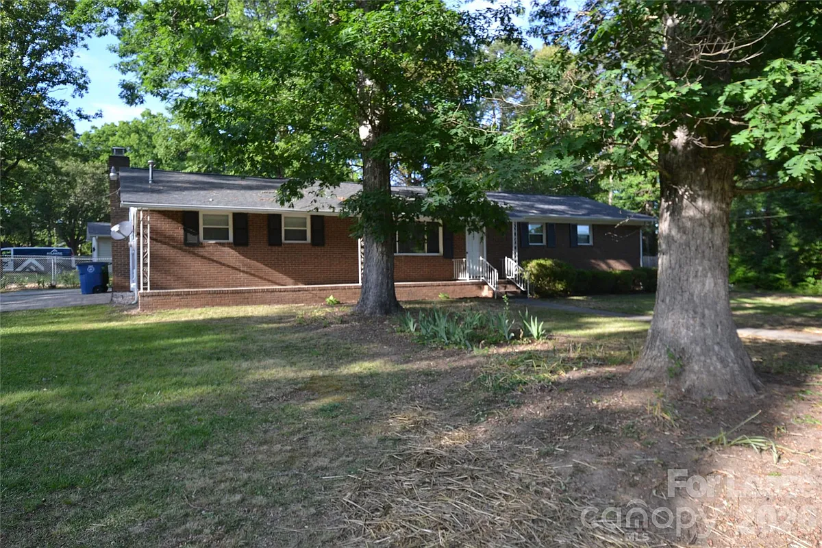 Building Photo - 501 White Oak Ln