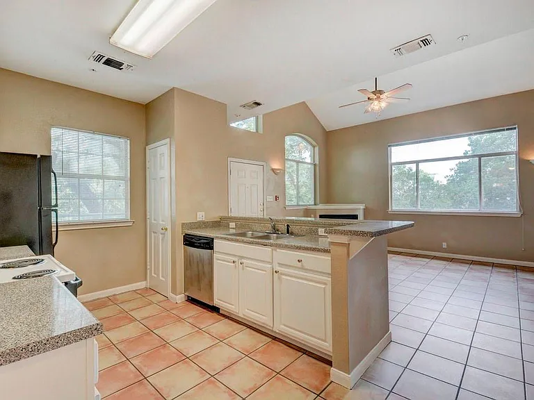 2405 Leon St #202 — Photo 4