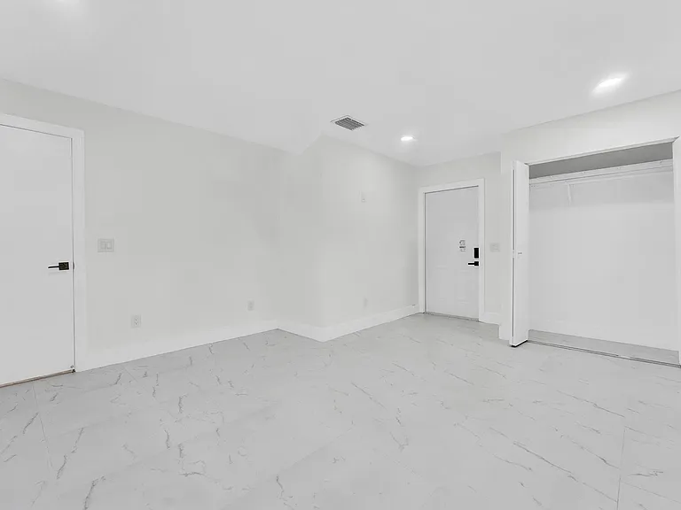 5921 NE 15th Ave — Photo 11
