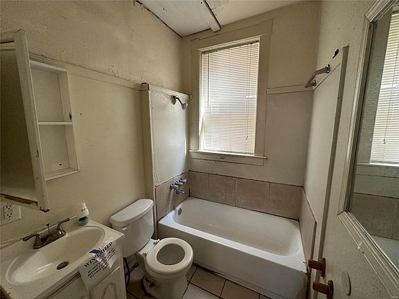 5th image of 3011 Miami St