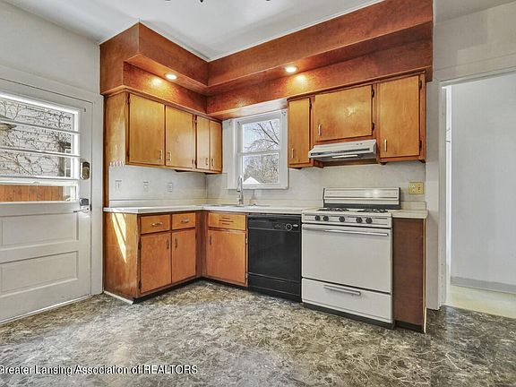 3rd image of 204 S Clemens Ave