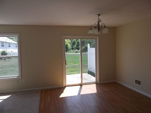 3rd image of 9 Beechmont Ter