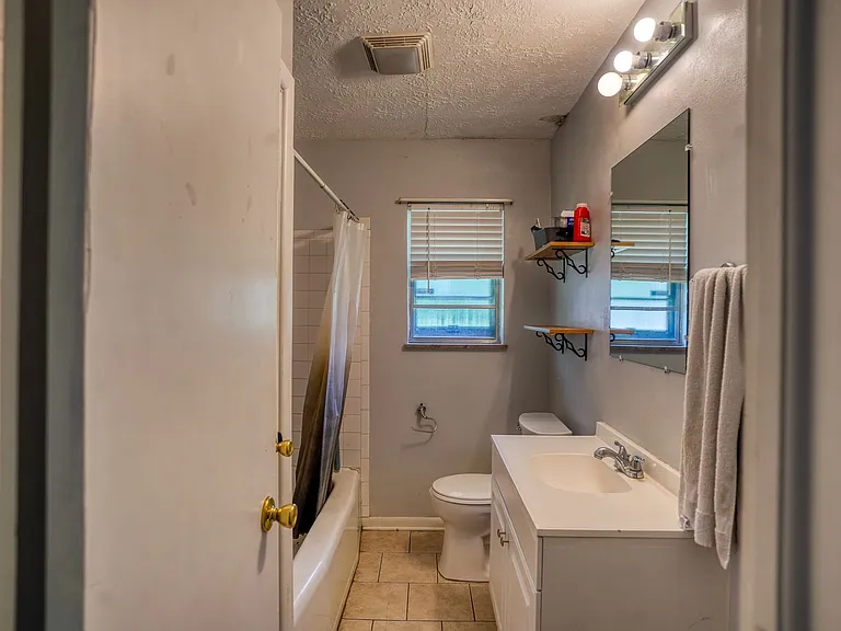 2920 Highwoods Dr E — Photo 8