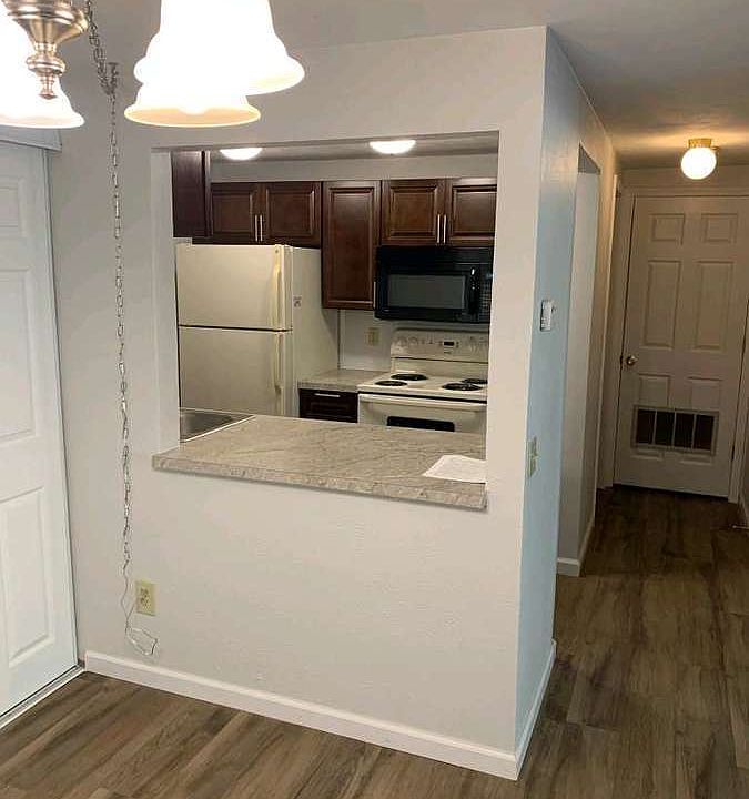 2nd image of 25 Oak Hill Dr APT 1