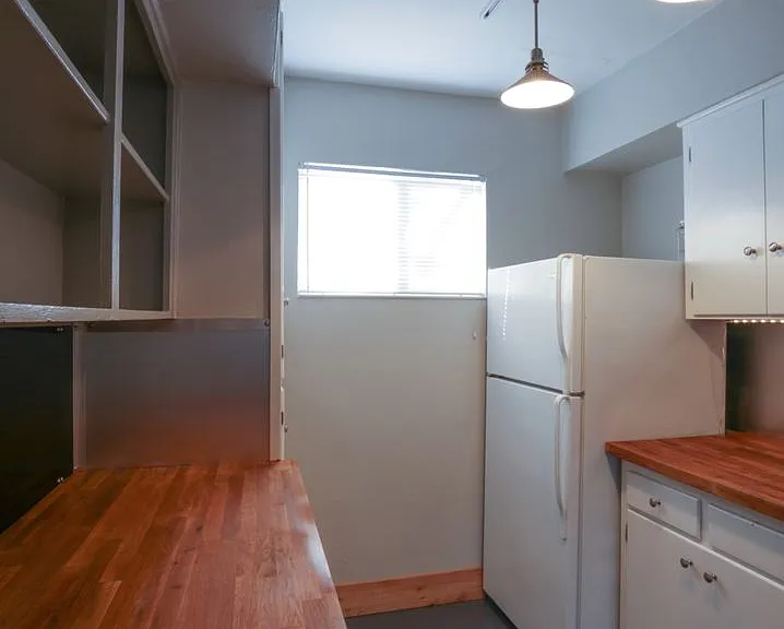 804 N Locust St — Photo 30