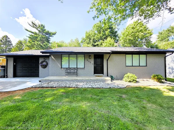 215 Almont Ave, Almont, MI 48003