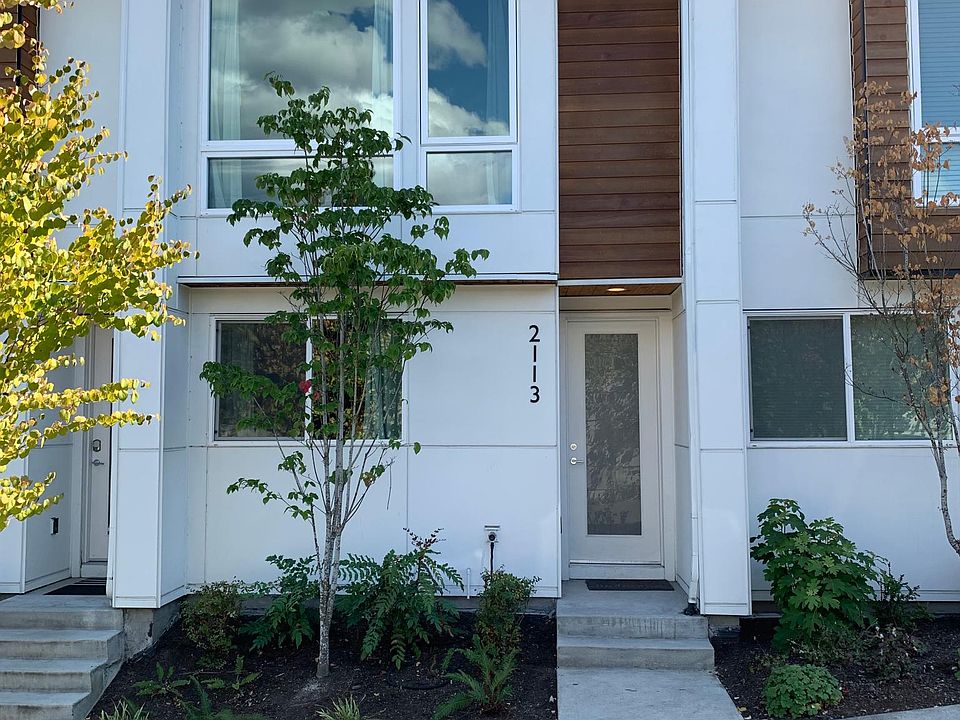 Beautiful townhouse located in Lake City, new construction and well-kept neighborhood compound