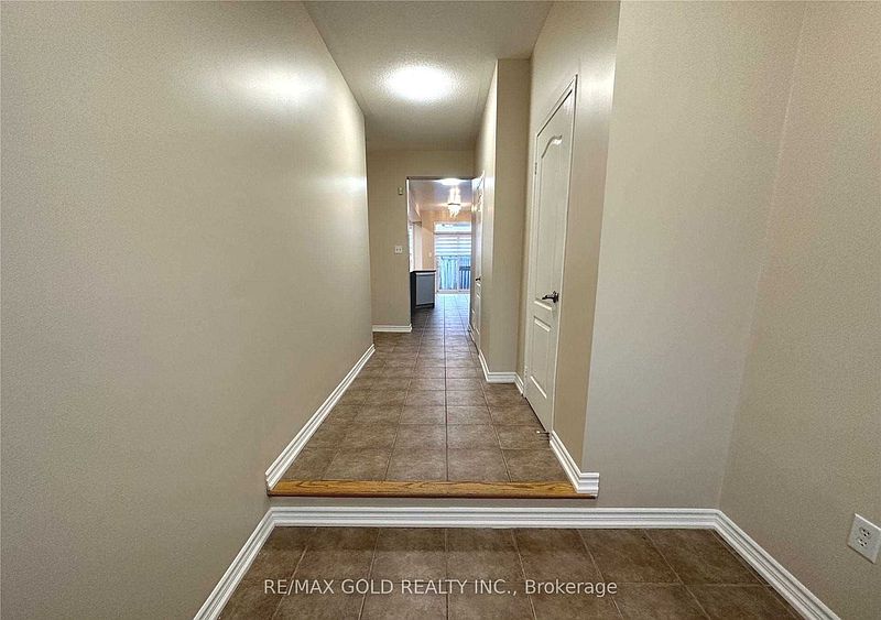 Oakville Townhouse for rent - 3 Bedrooms — photo 2