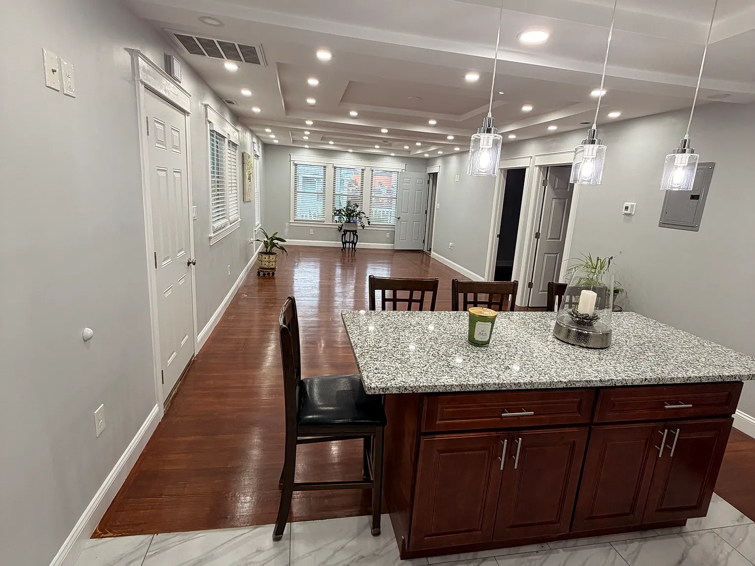 3 bed, 1200 sqft, $2,500 — Photo 2