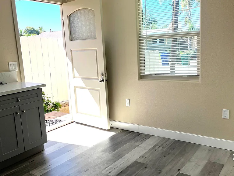 Entrance to living room / kitchen
