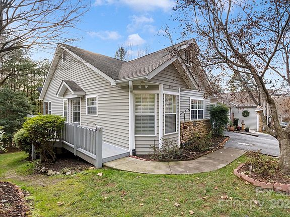 2nd image of 870 S Park Pl