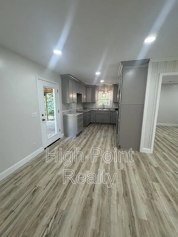 3 bed, 2.0 bath, 1300 sqft, $2,000 — Photo 4