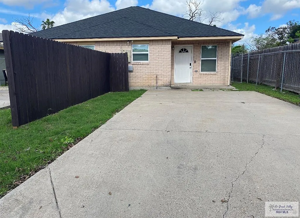2 bed, 1.0 bath, 1500 sqft, $1,400 — Photo 1