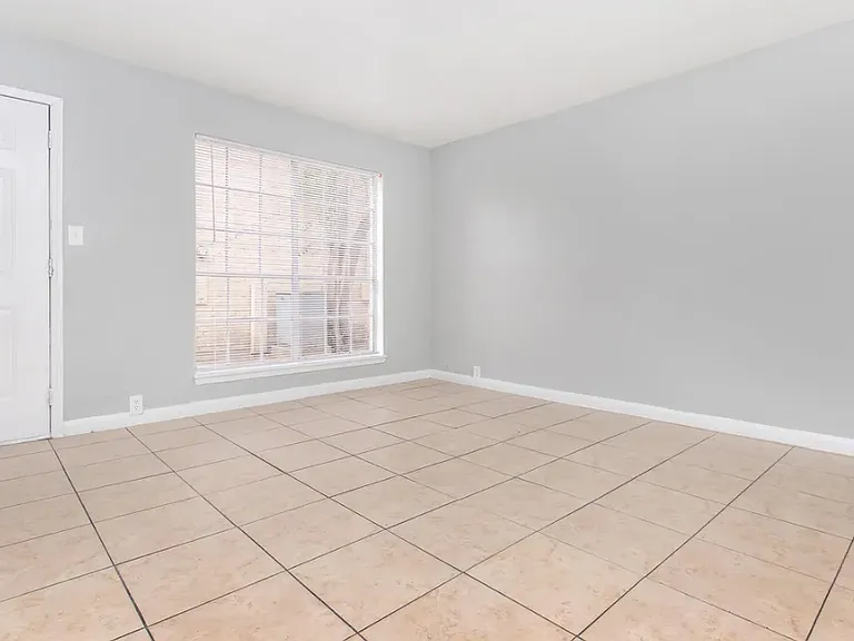 Colonial Woods Apts — Photo 33