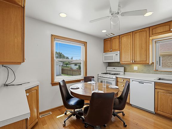 3rd image of 6837 Davis St