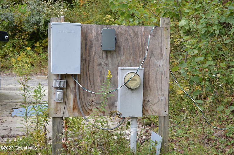 2nd image of 139 Summit Lake Road