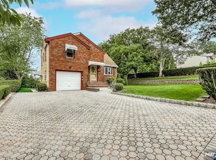 105 Arnot Pl, Paramus, NJ 07652