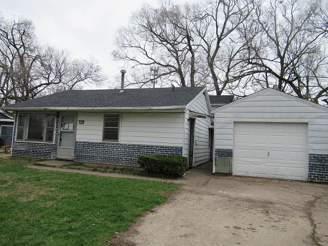 1310 Hedge Rd photo 1