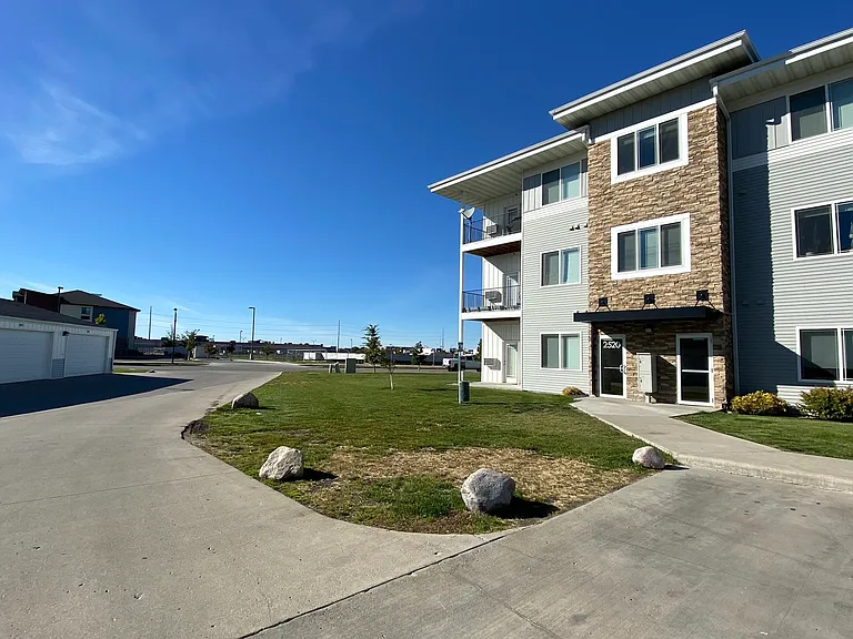 Amber Pointe Apartments — Photo 10