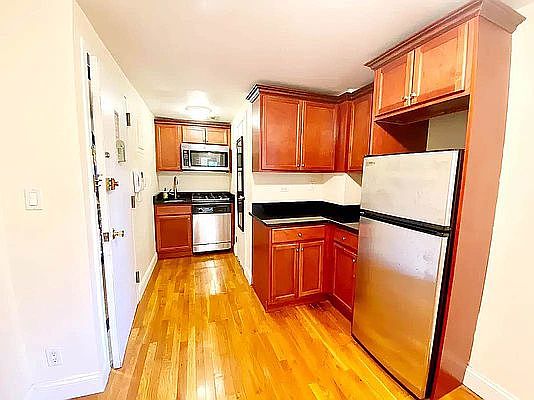 2nd image of 278 E 10th St APT 5