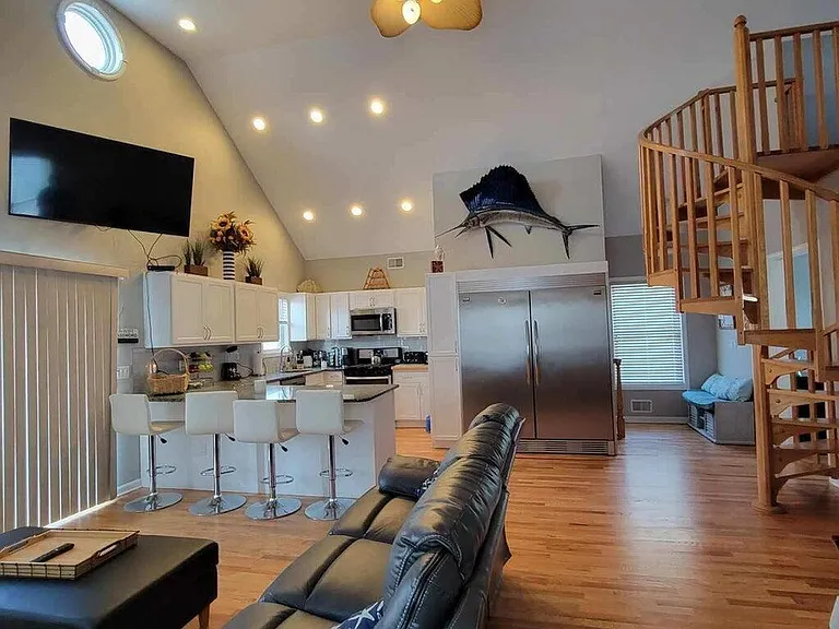 30 Stockton Ave — Photo 3