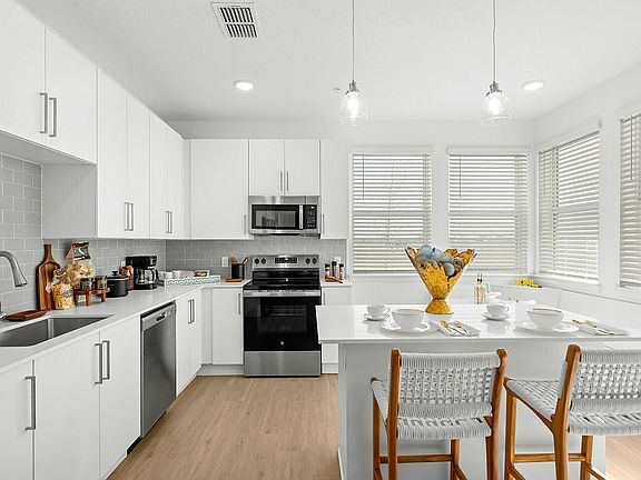 Kitchen Islands w/ Quartz Countertops